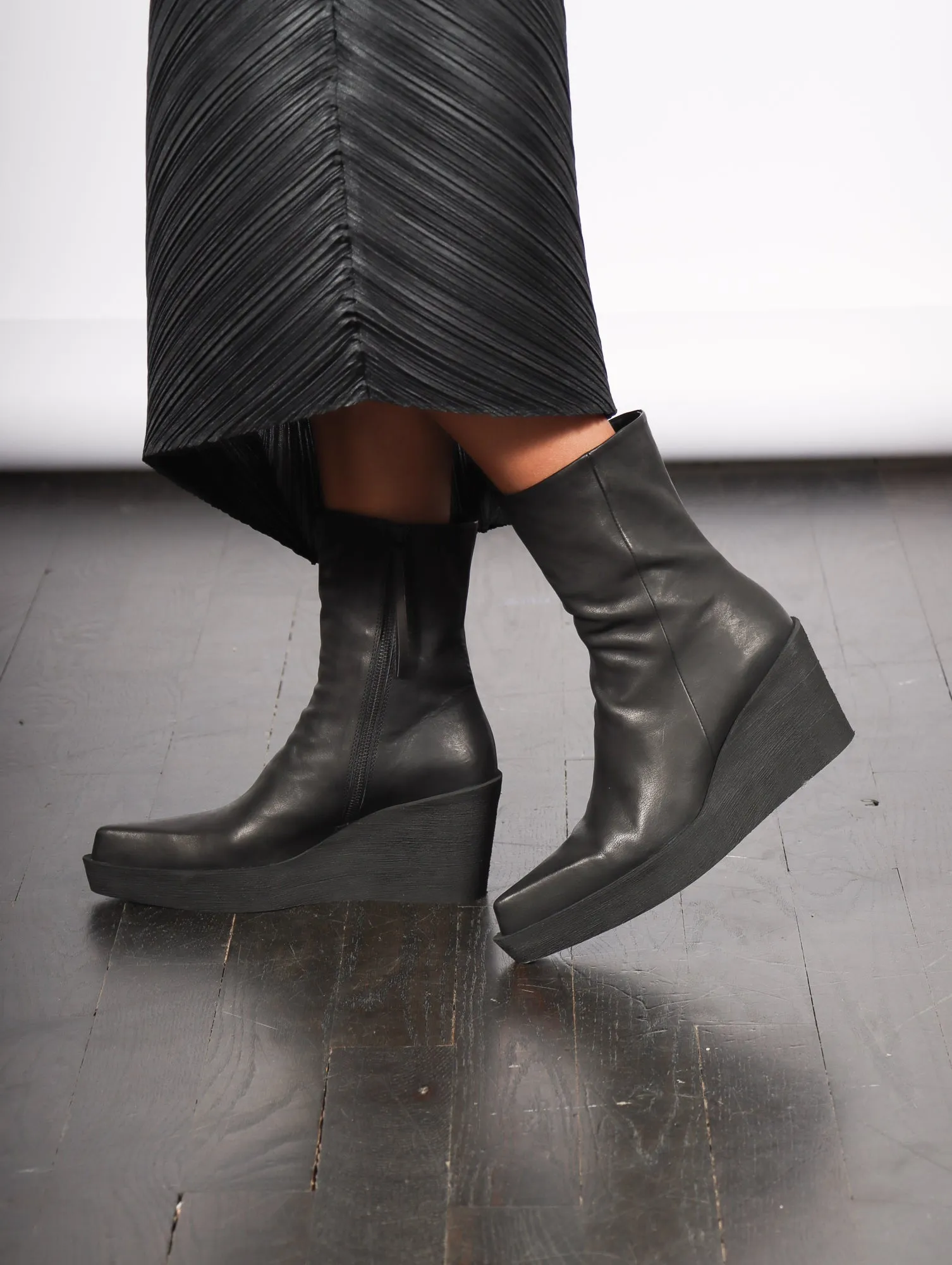 Point Landing Boots in Black by Puro